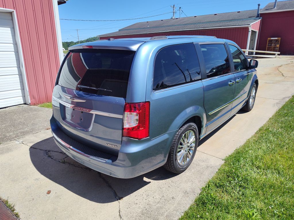 2011 Chrysler Town & Country Image 3