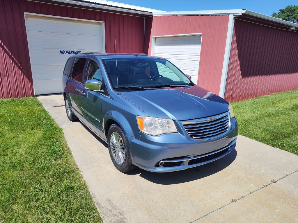 2011 Chrysler Town & Country Image 4