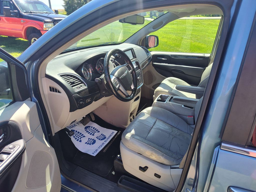 2011 Chrysler Town & Country Image 5