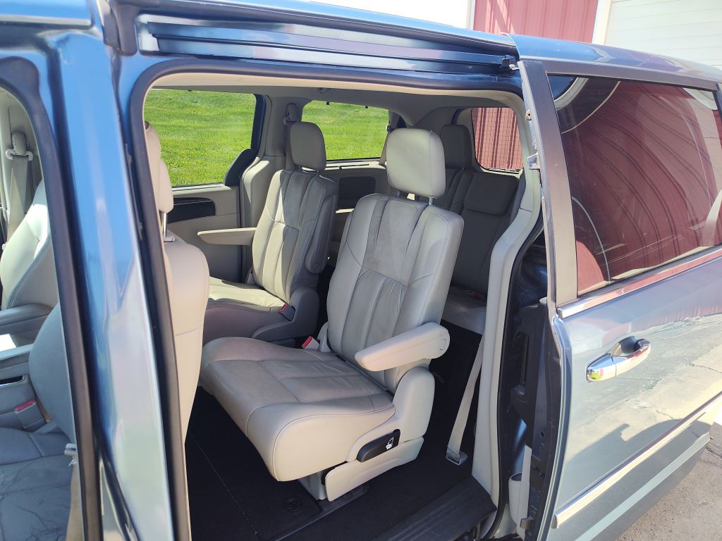 2011 Chrysler Town & Country Image 6