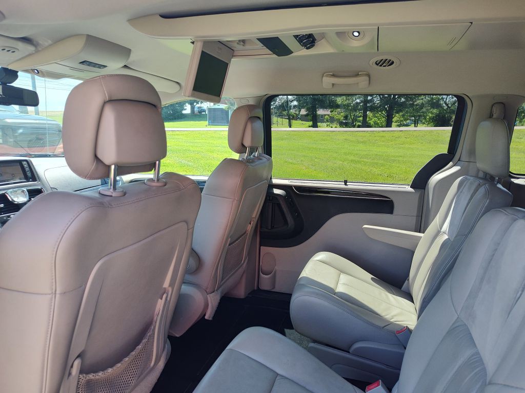2011 Chrysler Town & Country Image 7