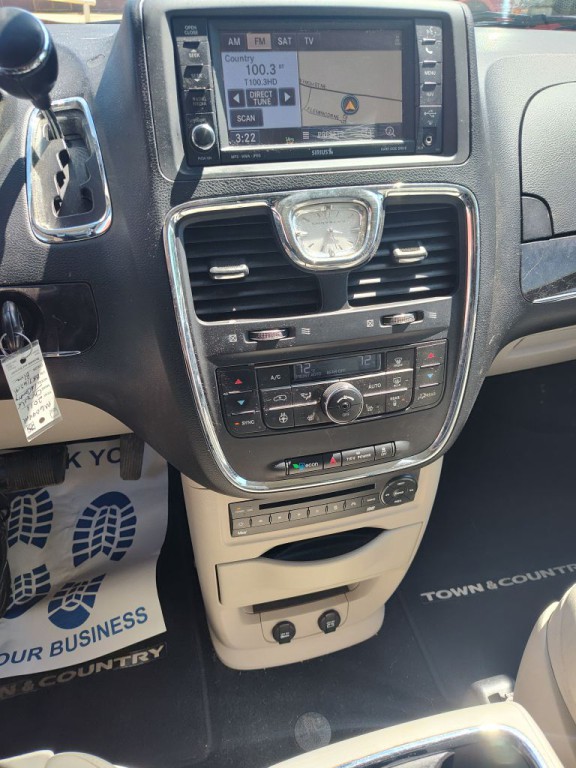2011 Chrysler Town & Country Image 9