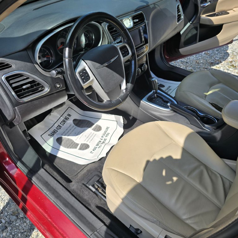 2011 Chrysler 200 Image 8