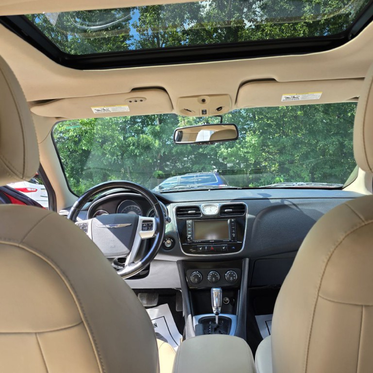 2011 Chrysler 200 Image 12
