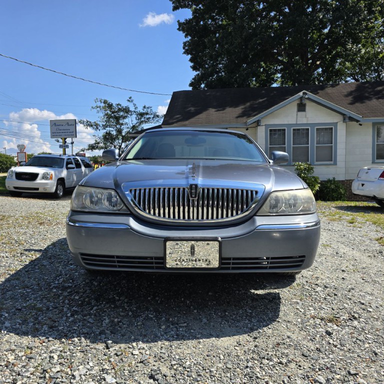 2004 Lincoln Town Car Image 1