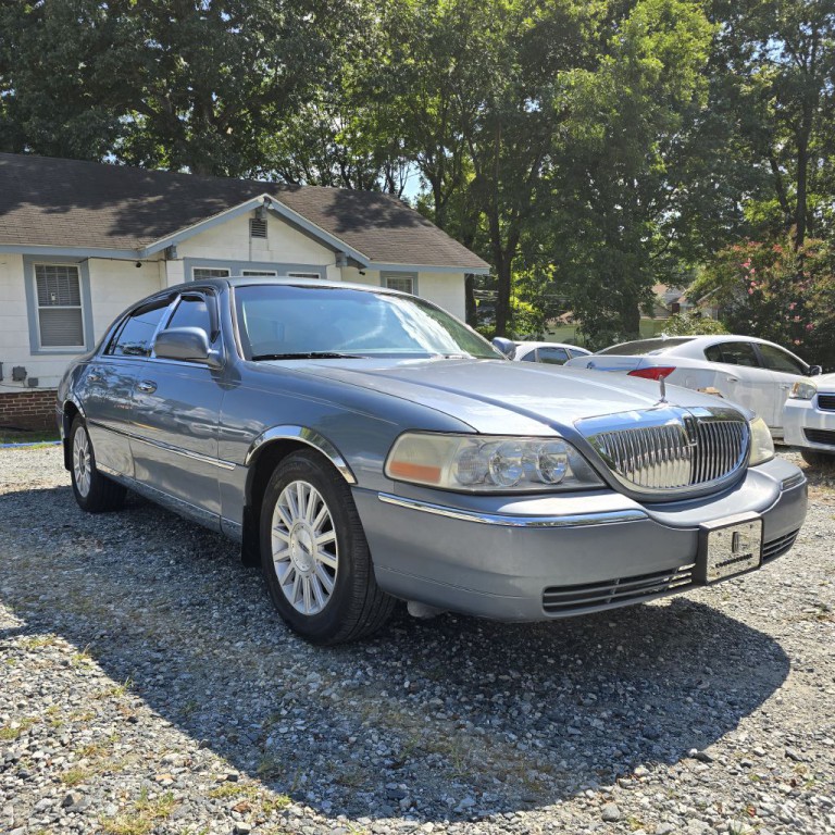 2004 Lincoln Town Car Image 3