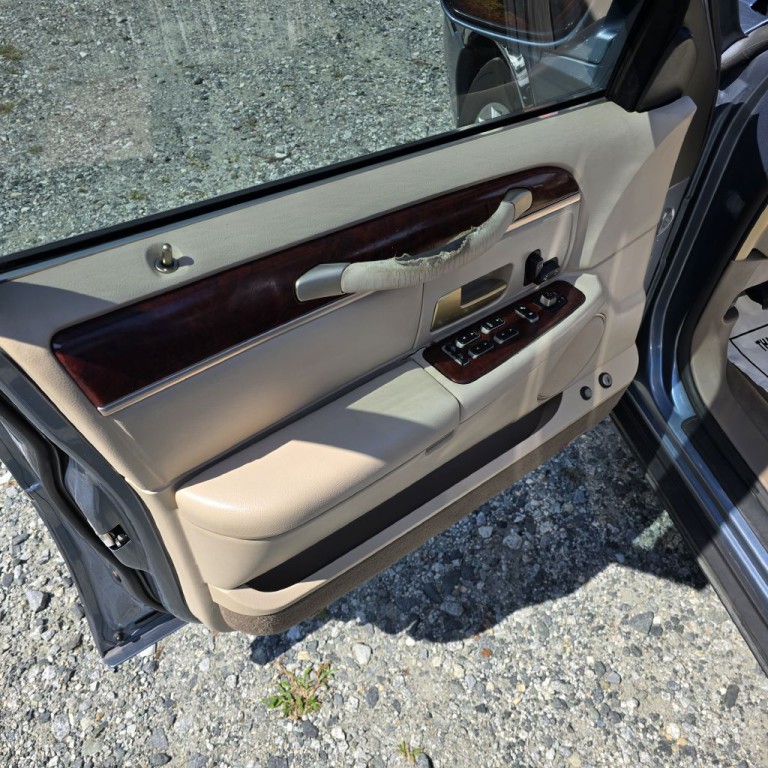 2004 Lincoln Town Car Image 7