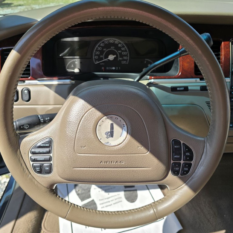 2004 Lincoln Town Car Image 9