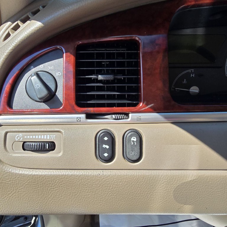 2004 Lincoln Town Car Image 10