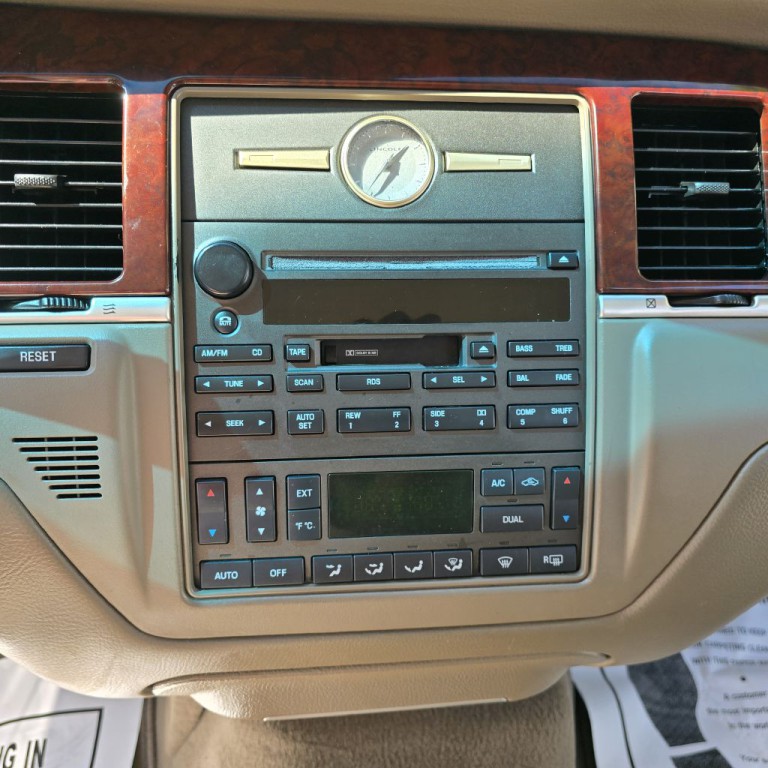 2004 Lincoln Town Car Image 11