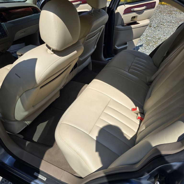 2004 Lincoln Town Car Image 12