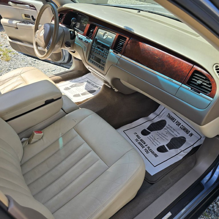 2004 Lincoln Town Car Image 14