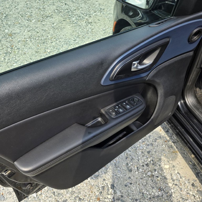 2015 Chrysler 200 Image 8