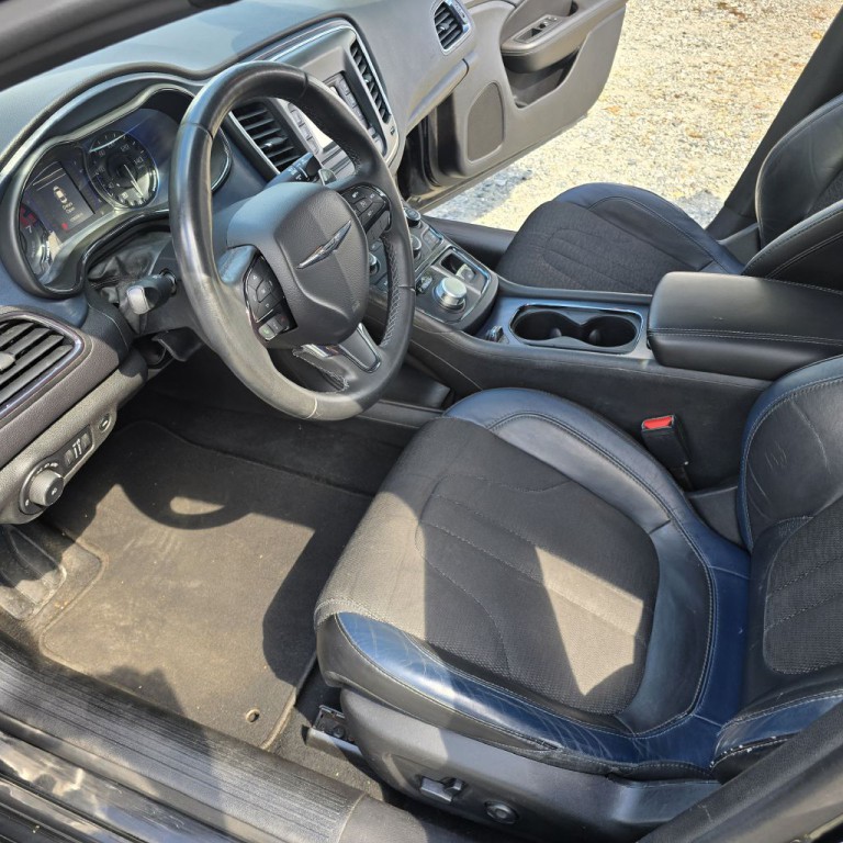 2015 Chrysler 200 Image 9