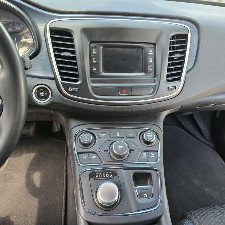 2015 Chrysler 200 Image 11