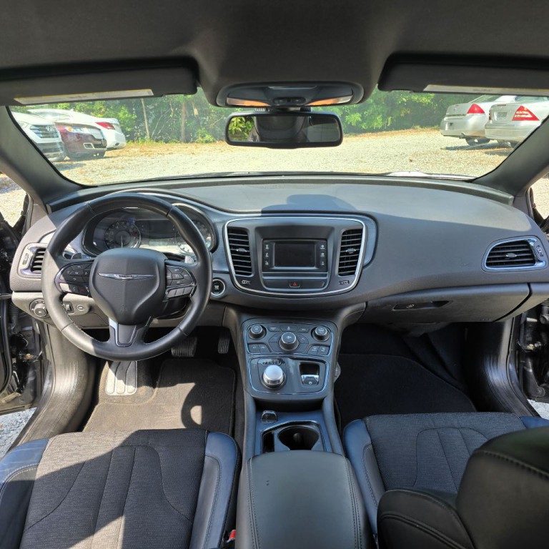 2015 Chrysler 200 Image 16