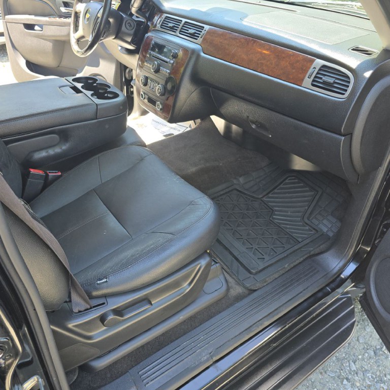 2011 Chevrolet Suburban Image 16