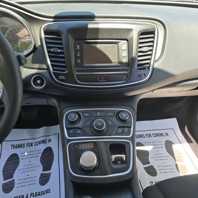 2015 Chrysler 200 Image 10