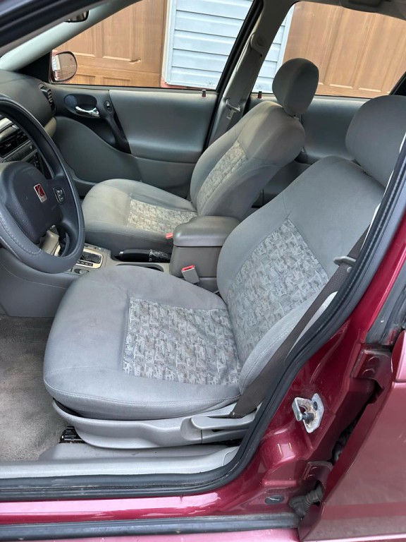 2004 Saturn L300 Image 9