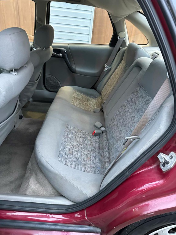 2004 Saturn L300 Image 10