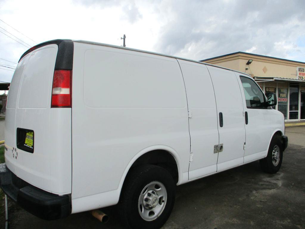 2017 Chevrolet Express Image 2