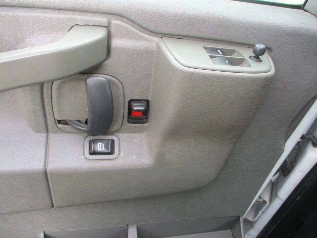 2017 Chevrolet Express Image 6