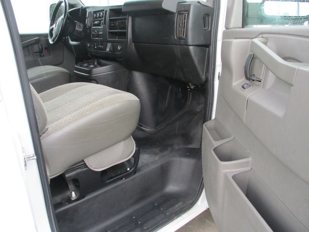 2017 Chevrolet Express Image 9