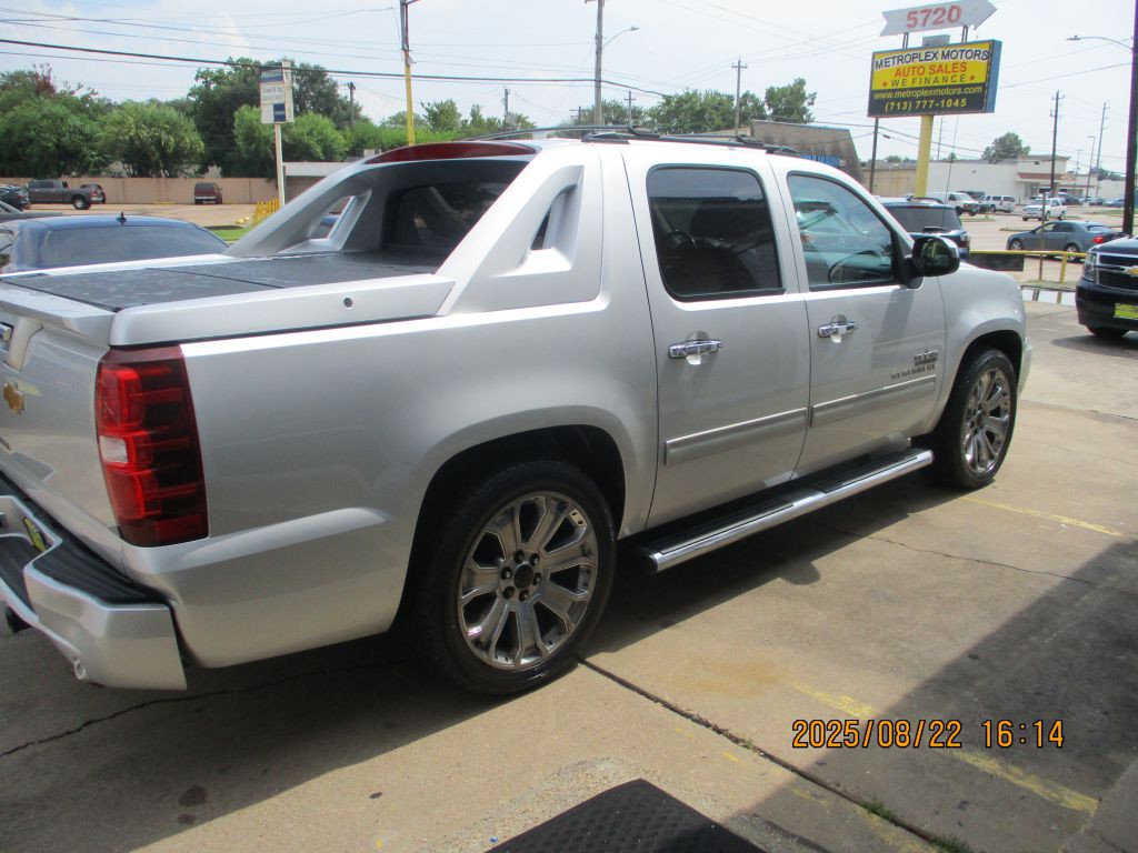 2012 Chevrolet Avalanche Image 2