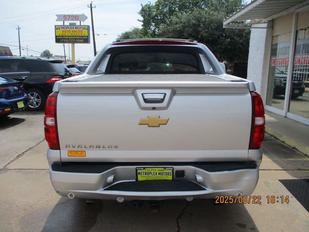 2012 Chevrolet Avalanche Image 3