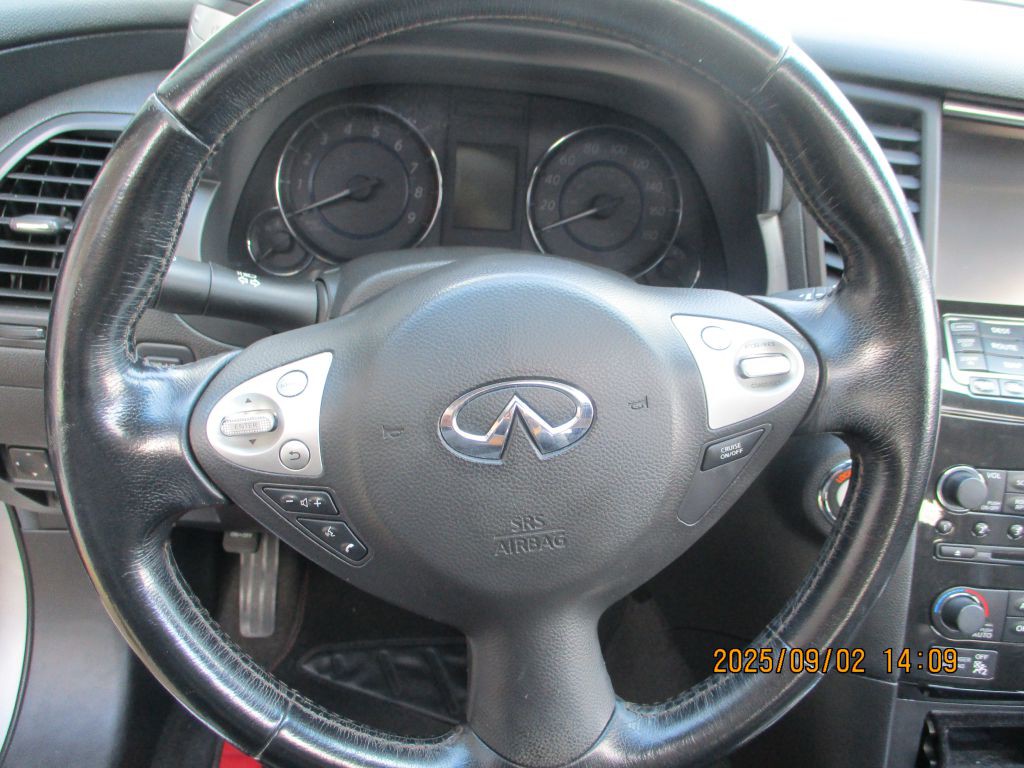 2014 INFINITI QX70 Image 11