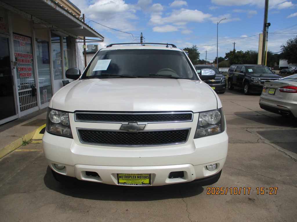 2011 Chevrolet Avalanche Image 2