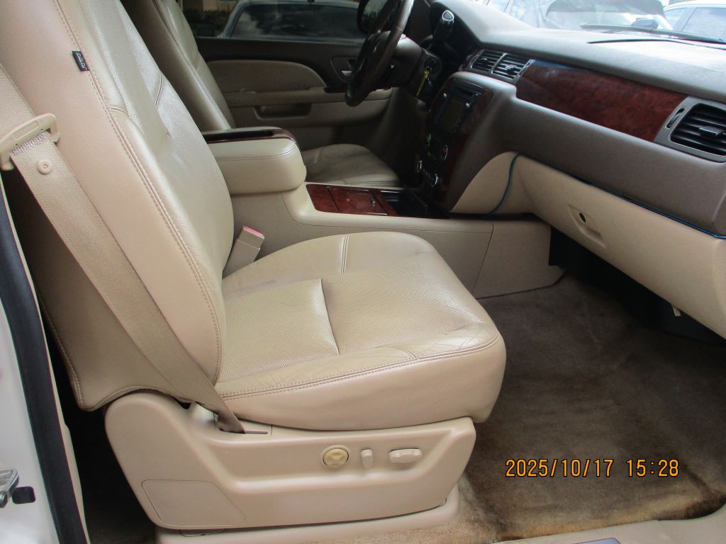 2011 Chevrolet Avalanche Image 7