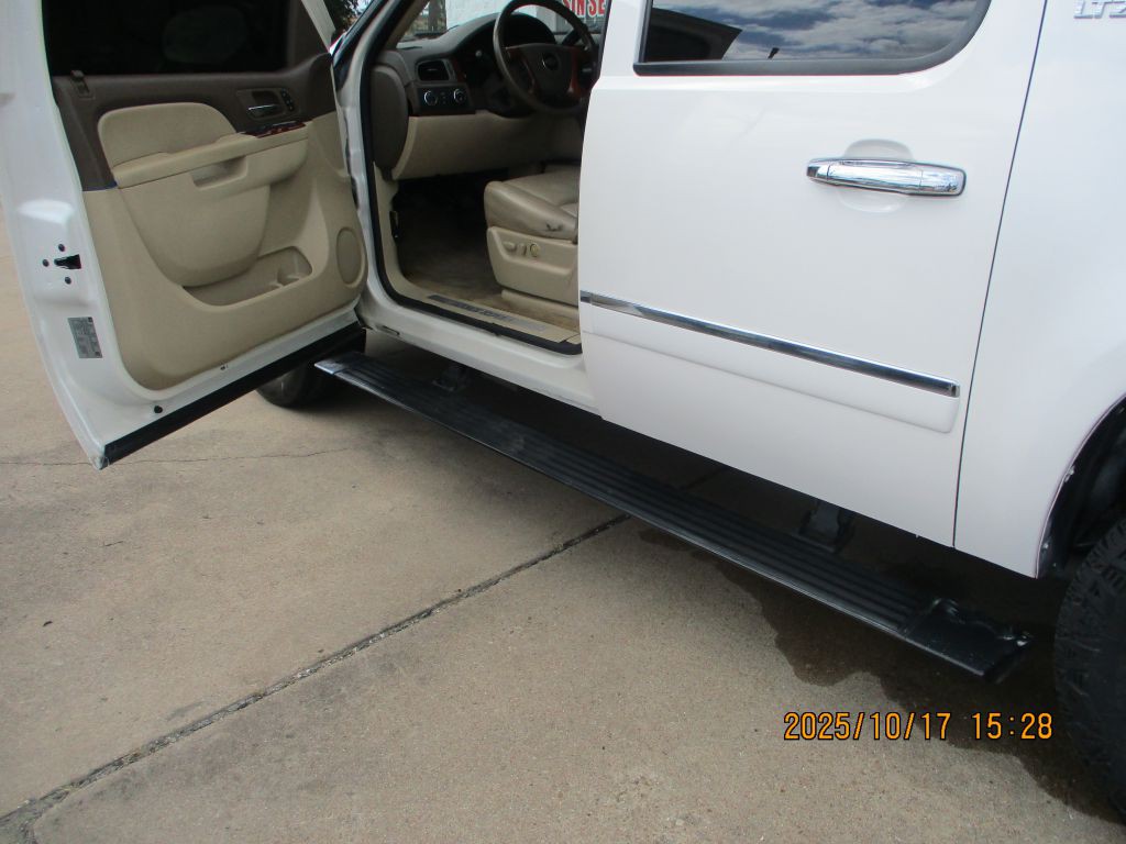 2011 Chevrolet Avalanche Image 8