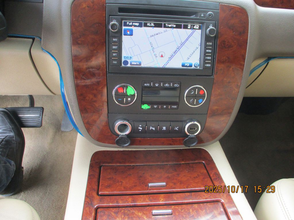 2011 Chevrolet Avalanche Image 12