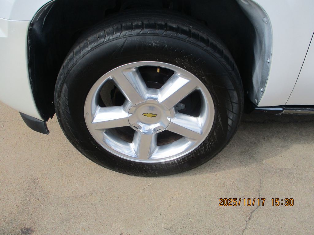 2011 Chevrolet Avalanche Image 13