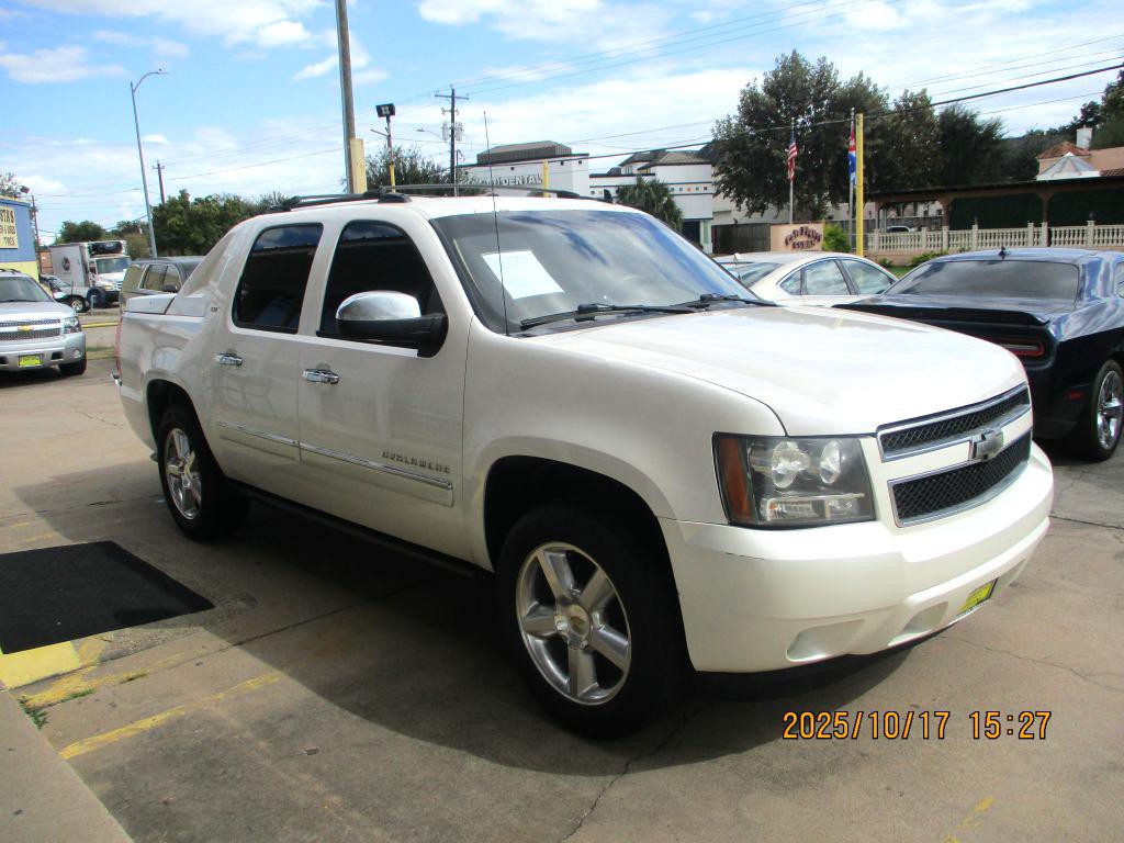 2011 Chevrolet Avalanche Image 3