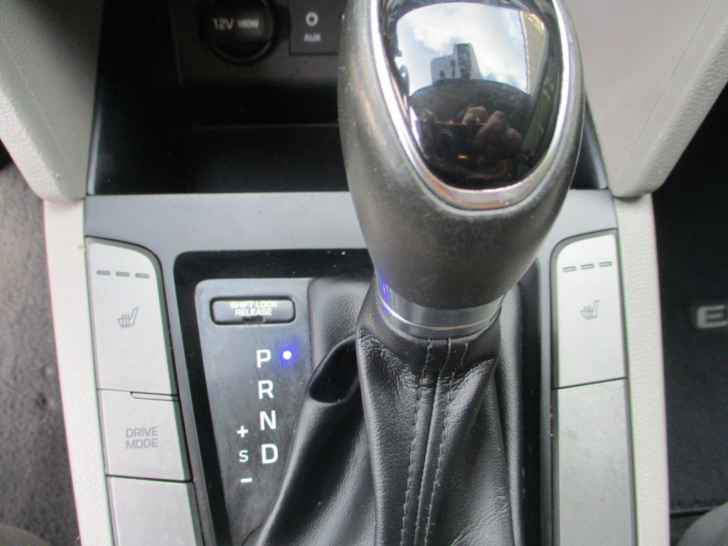 2019 Hyundai Elantra Image 11