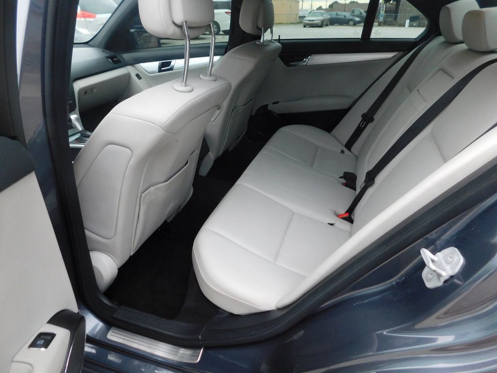 2010 Mercedes-Benz C-Class Image 6