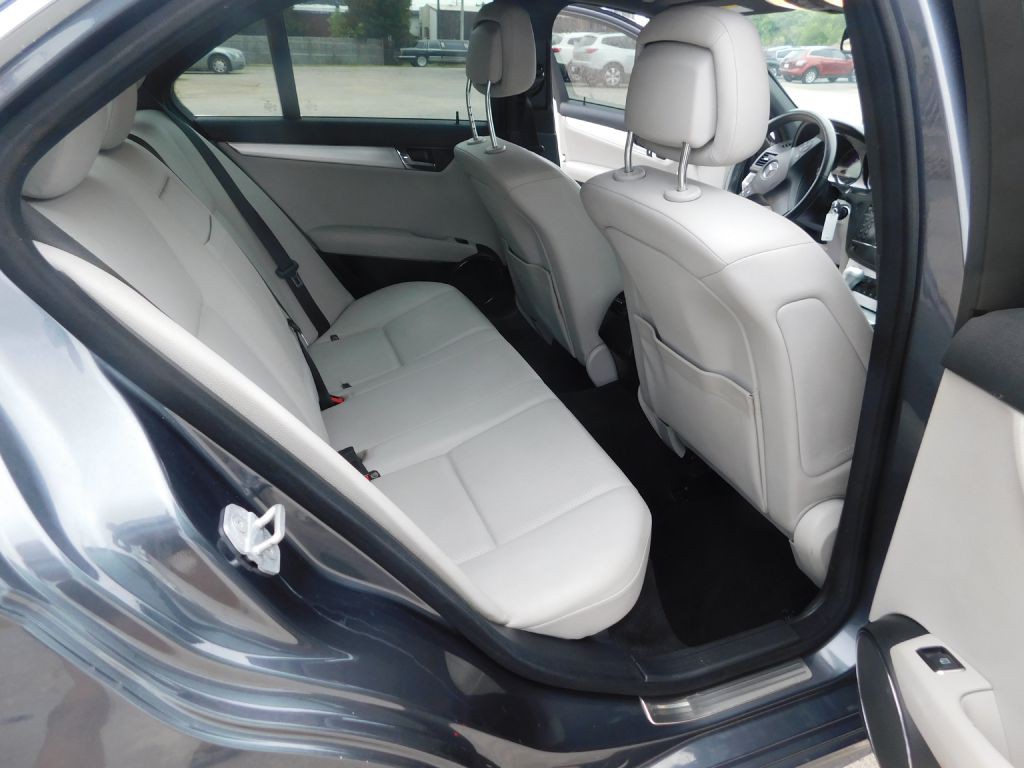2010 Mercedes-Benz C-Class Image 7