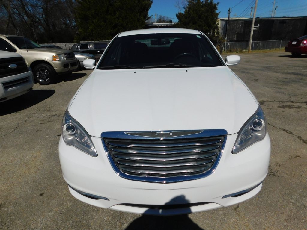 2013 Chrysler 200 Image 2