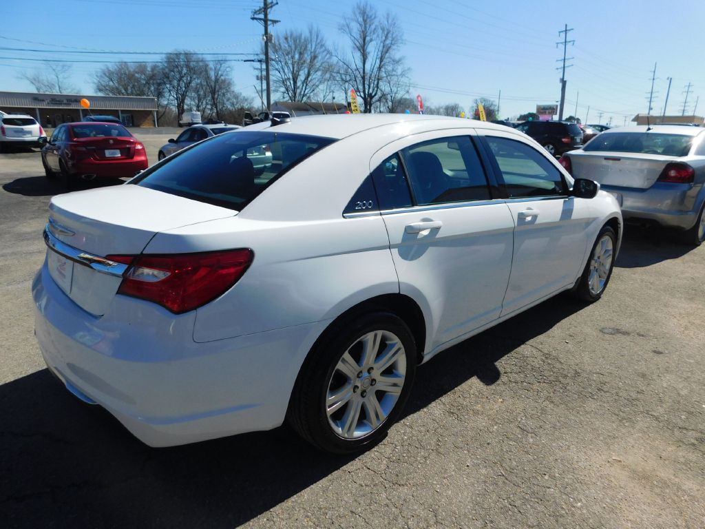 2013 Chrysler 200 Image 3