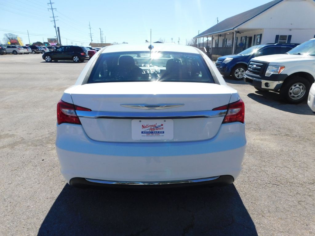 2013 Chrysler 200 Image 4