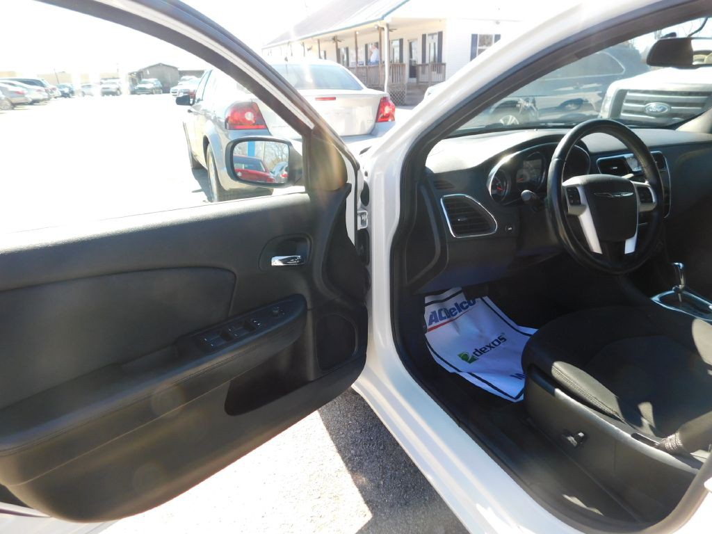 2013 Chrysler 200 Image 5