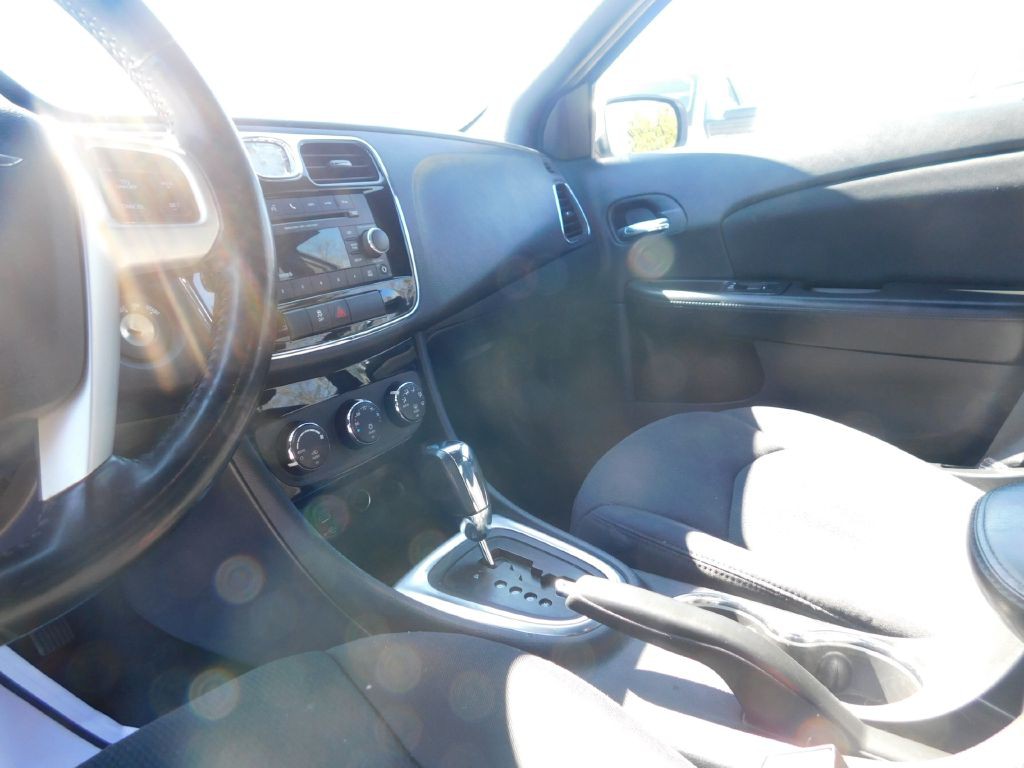 2013 Chrysler 200 Image 6