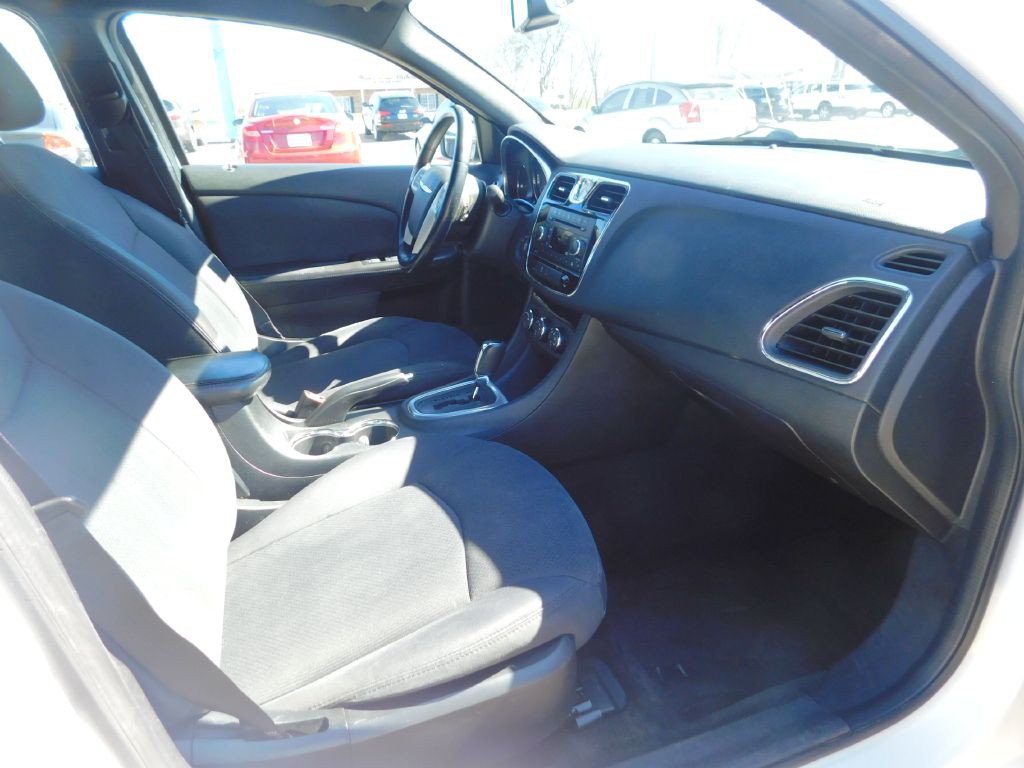 2013 Chrysler 200 Image 8