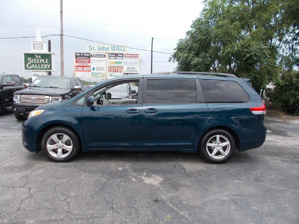 2012 Toyota Sienna Image 1