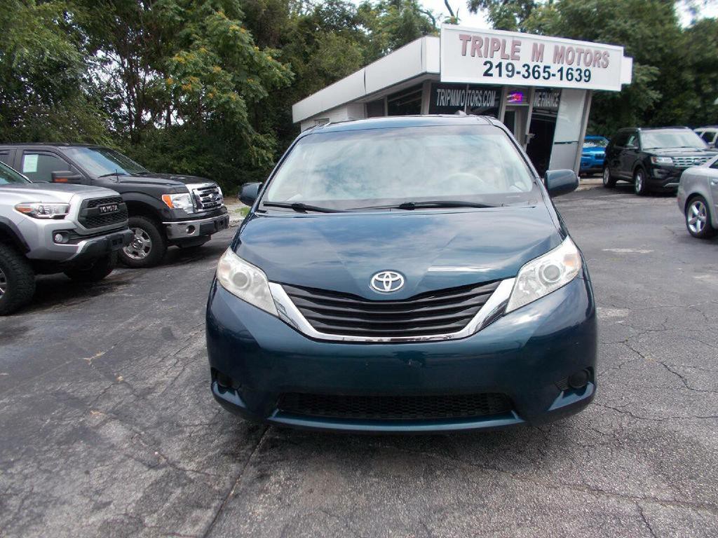2012 Toyota Sienna Image 2