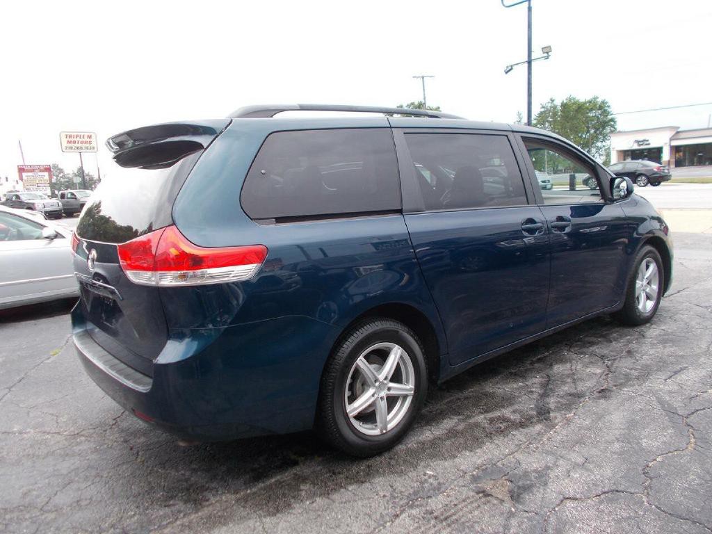 2012 Toyota Sienna Image 4