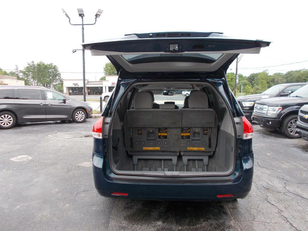 2012 Toyota Sienna Image 7