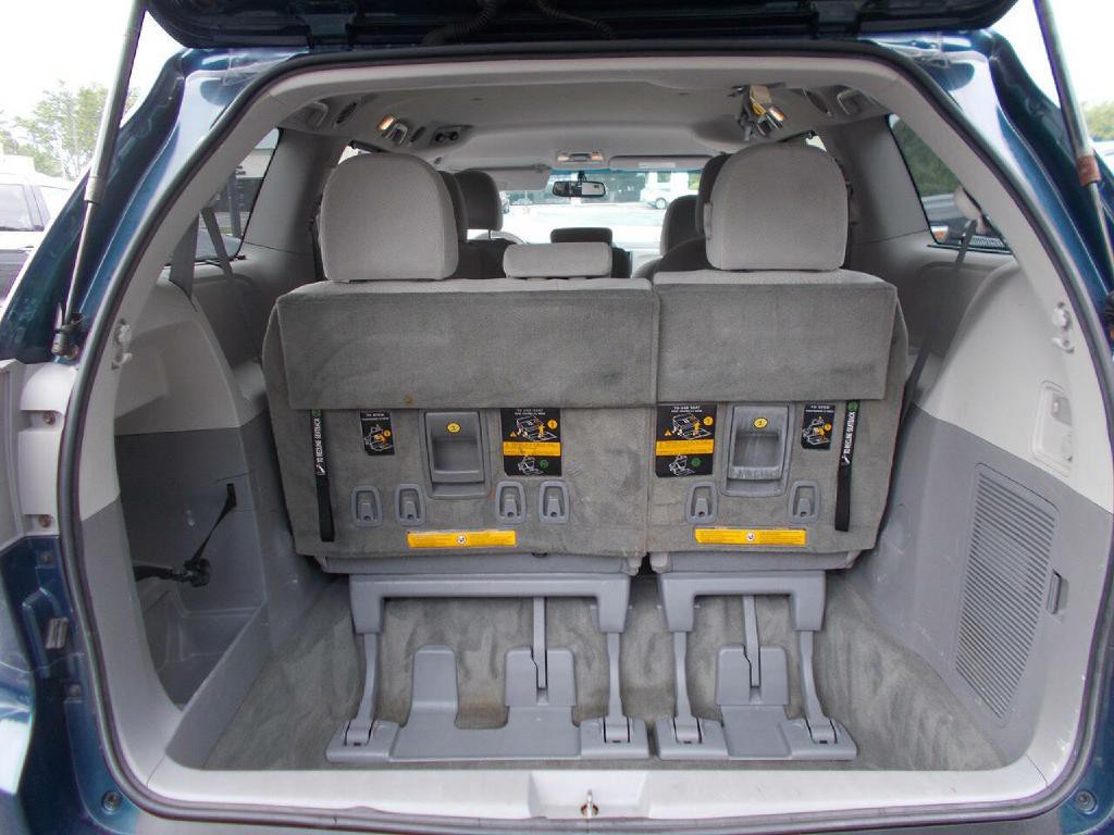2012 Toyota Sienna Image 8